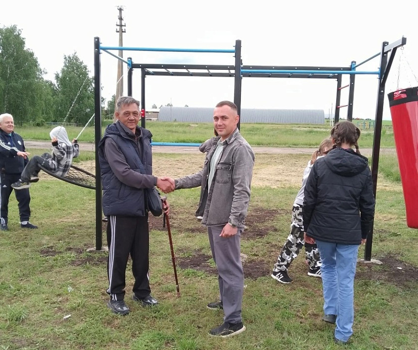 Семья участника СВО подарила спортплощадку юным саратовцам